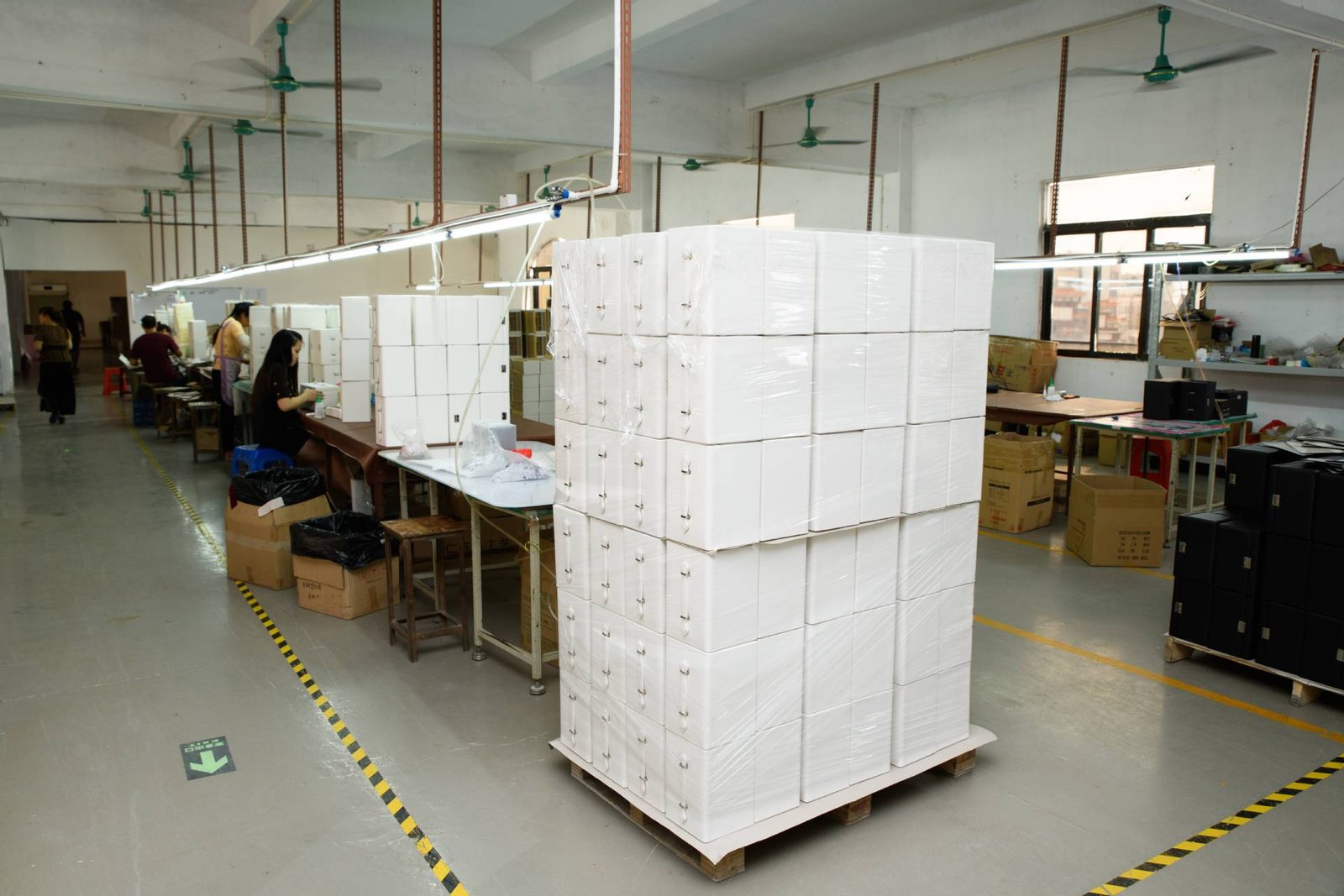 Preparación de embalajes en el taller de Guangjia